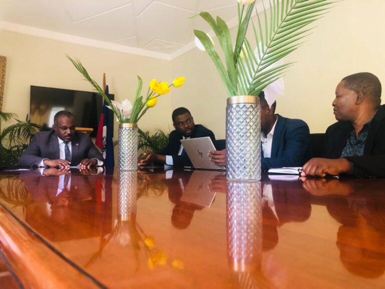 Réunion de planification des opérations de distribution de chèques pour la relocalisation des PDI