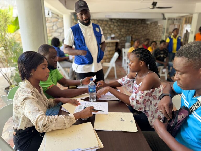 Caroline Chauveau – 𝐏𝐫𝐨𝐠𝐫𝐚𝐦𝐦𝐞 𝐝&rsquo;𝐮𝐫𝐠𝐞𝐧𝐜𝐞 𝐦𝐮𝐥𝐭𝐢𝐬𝐞𝐜𝐭𝐨𝐫𝐢𝐞𝐥 𝐩𝐨𝐮𝐫 𝐥&rsquo;𝐚𝐩𝐚𝐢𝐬𝐞𝐦𝐞𝐧𝐭 𝐞𝐭 𝐥𝐚 𝐫𝐞́𝐢𝐧𝐬𝐞𝐫𝐭𝐢𝐨𝐧 𝐬𝐨𝐜𝐢𝐚𝐥𝐞 𝐝𝐞𝐬 𝐠𝐫𝐨𝐮𝐩𝐞𝐬 𝐯𝐮𝐥𝐧𝐞́𝐫𝐚𝐛𝐥𝐞𝐬