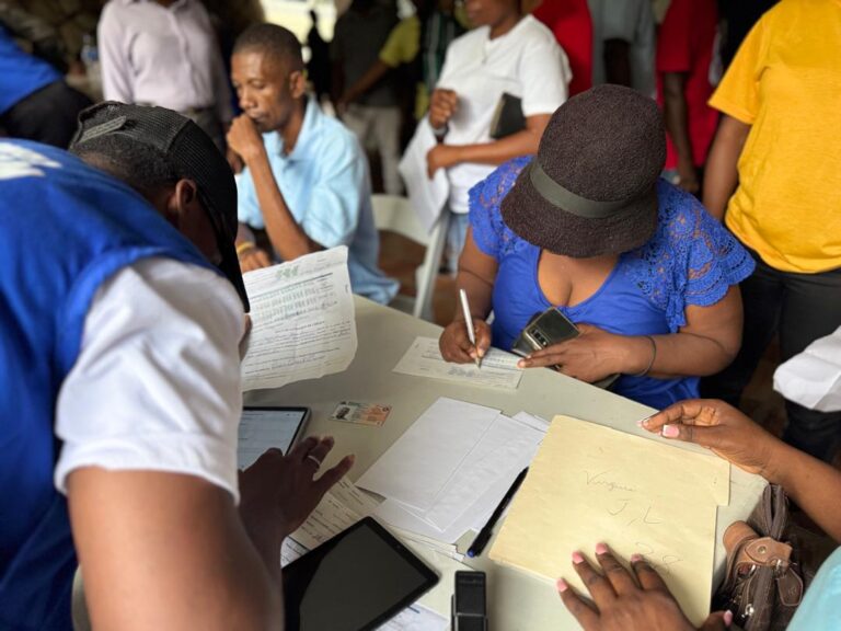 Ecole Dei Virtus et Ecole Nationale Virginie Sampeur – Distribution de chèques